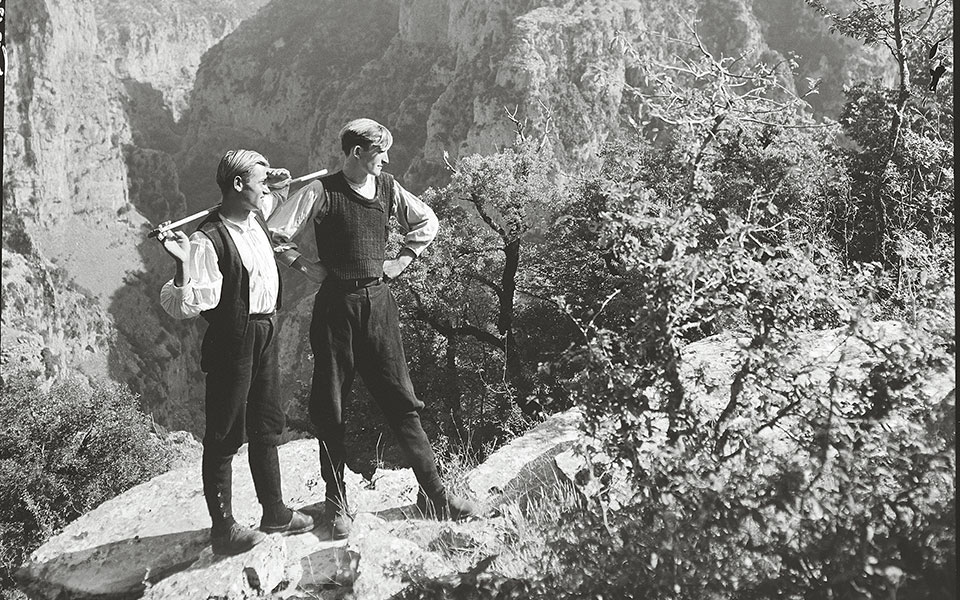 απαθανατίζοντας-την-ελλάδα-του-μεσοπ-562291750