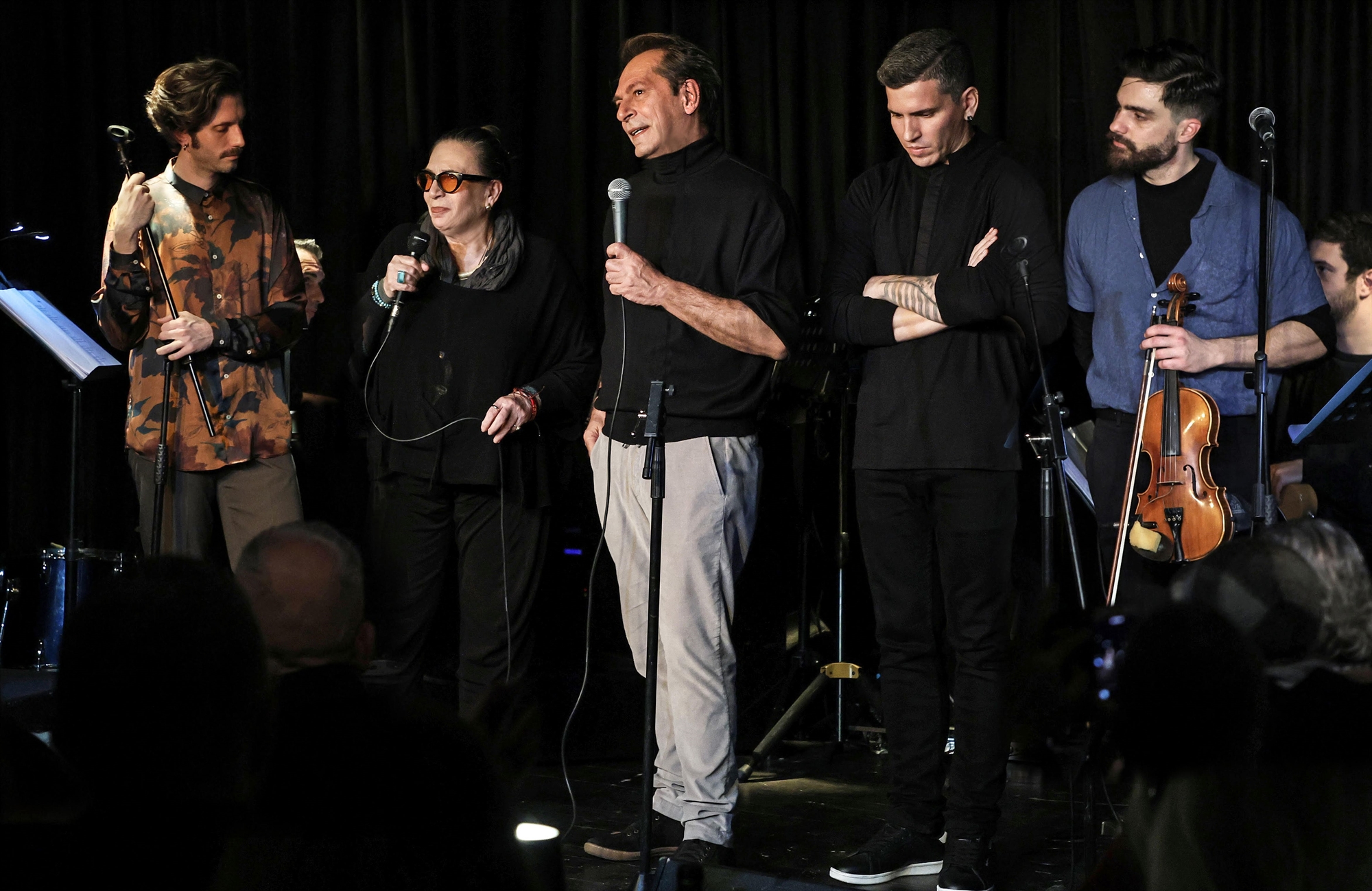 Η ιαματική δύναμη του στίχου της Λίνας Νικολακοπούλου και του Παρασκευά Καρασούλου στο Καφεθέατρο-1