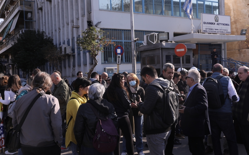 επεισόδια-με-τραυματία-έξω-από-το-υπου-562292014