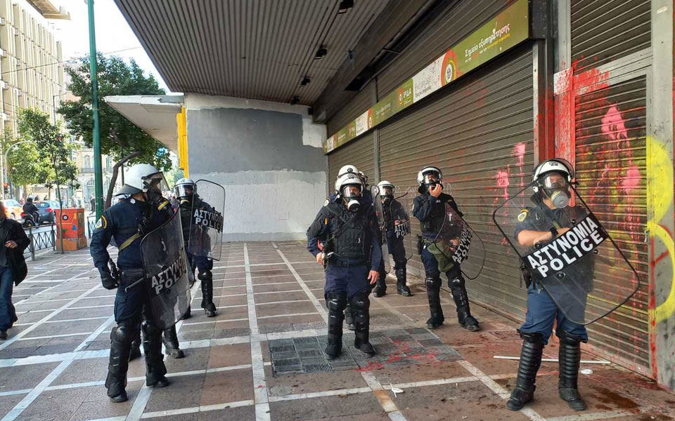 επεισόδια-έξω-από-το-υπουργείο-εργασί-562291867