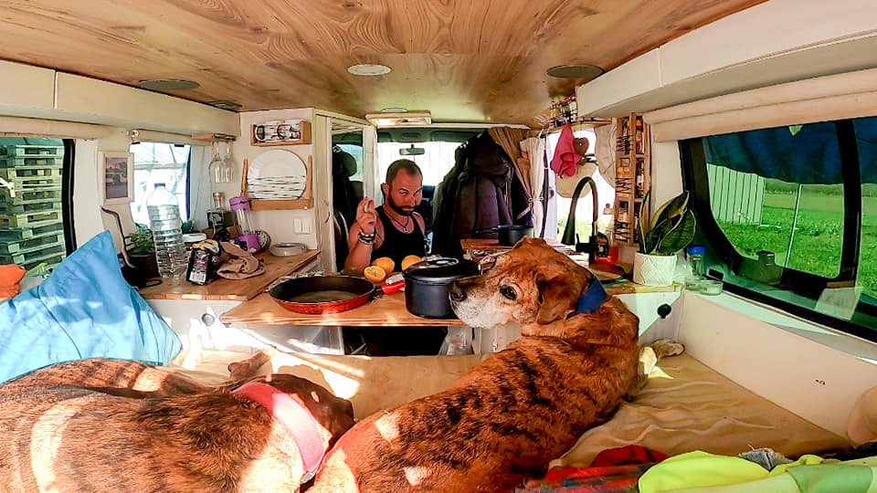 Από ένα διαμέρισμα της Μυκόνου στο Vanlife-2