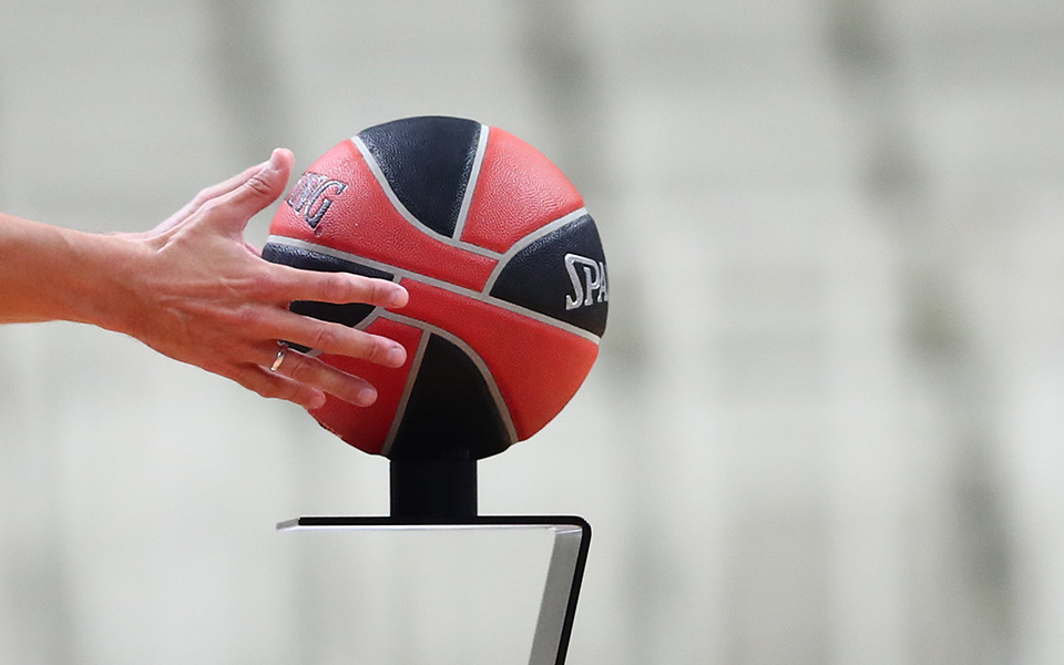 το-ευρωπαϊκό-μπάσκετ-μπροστά-σε-ένα-κρ-562276447