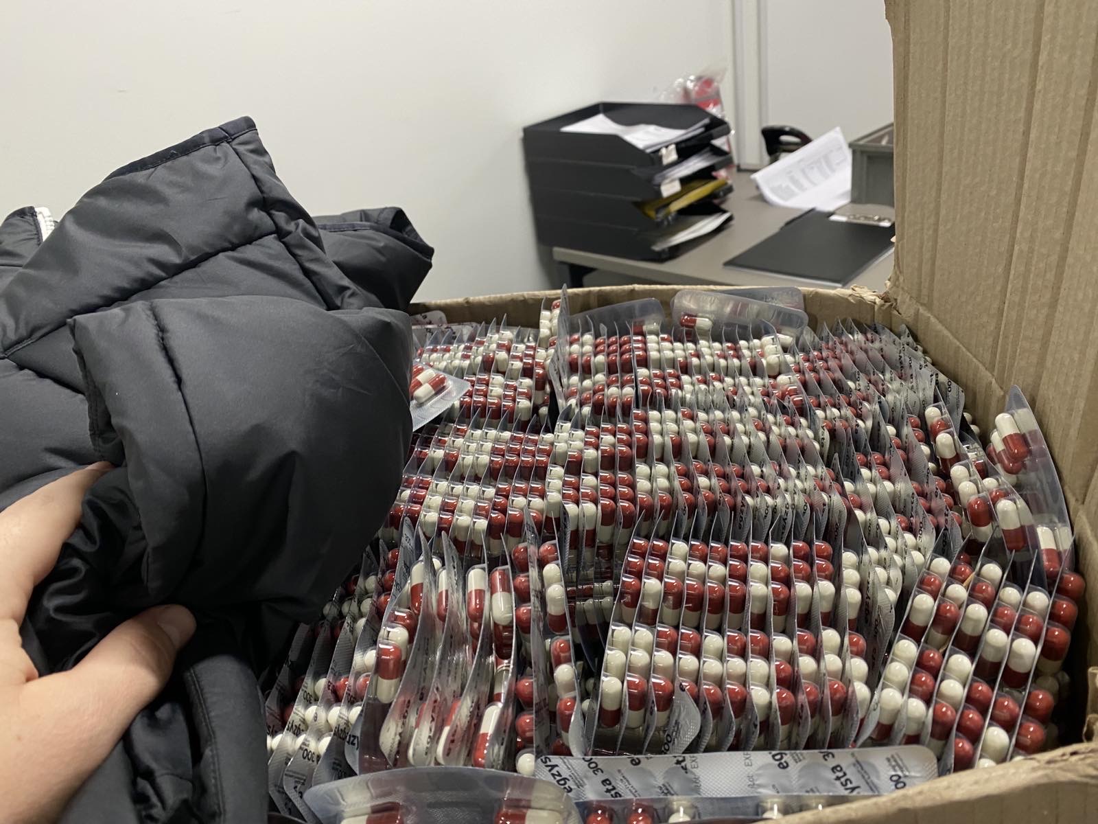 λαθραία-χάπια-σε-κιβώτια-με-ρούχα-562257886