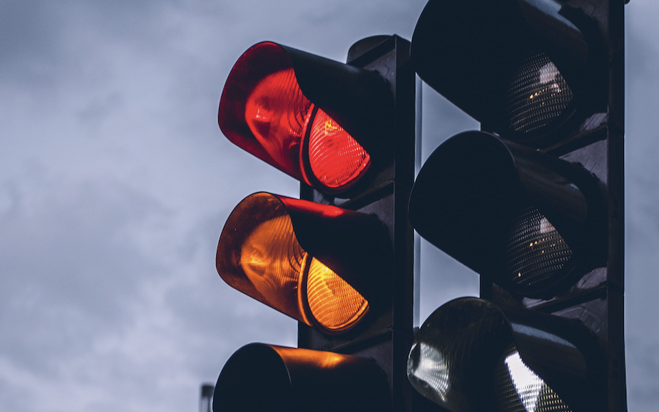 τέταρτο-χρώμα-στα-φανάρια-για-τα-αυτοκ-562276750