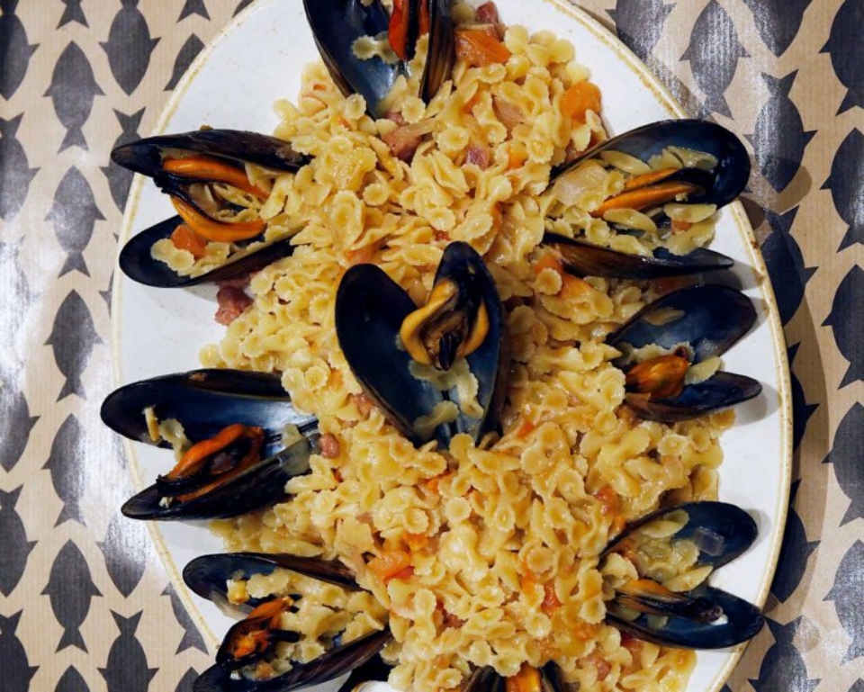 φαρφαλίνες-με-σαλσίτσια-και-μύδια-562256722