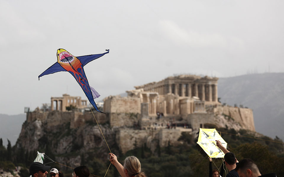 Καθαρά Δευτέρα: Γιορτές και τραγούδια στον Λόφο του Φιλοπάππου (εικόνες)-3