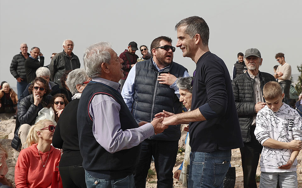 Καθαρά Δευτέρα: Γιορτές και τραγούδια στον Λόφο του Φιλοπάππου (εικόνες)-4