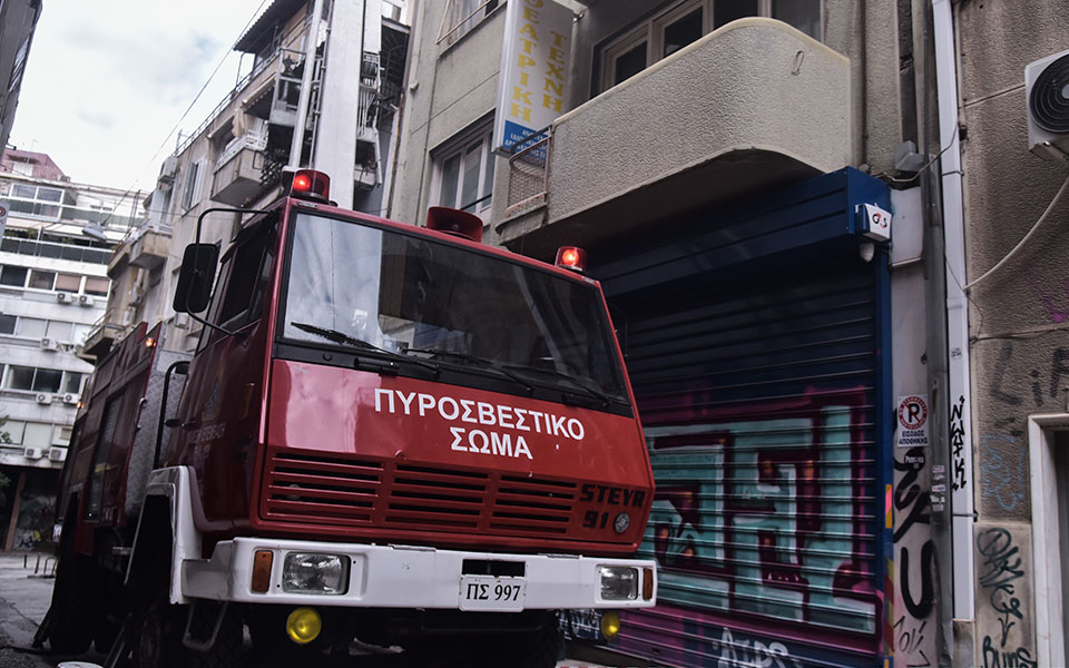 πυρκαγιά-σε-εγκαταλελειμμένο-κτίριο-562270426