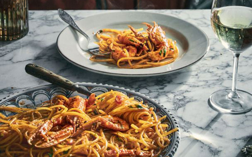 λινγκουίνι-με-γαρίδες-καραβίδες-και-σ-562278235