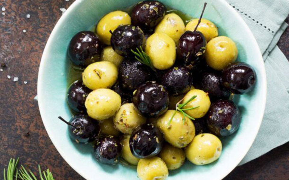 ζεστές-ελιές-με-λεμόνι-και-μυρωδικά-562298023