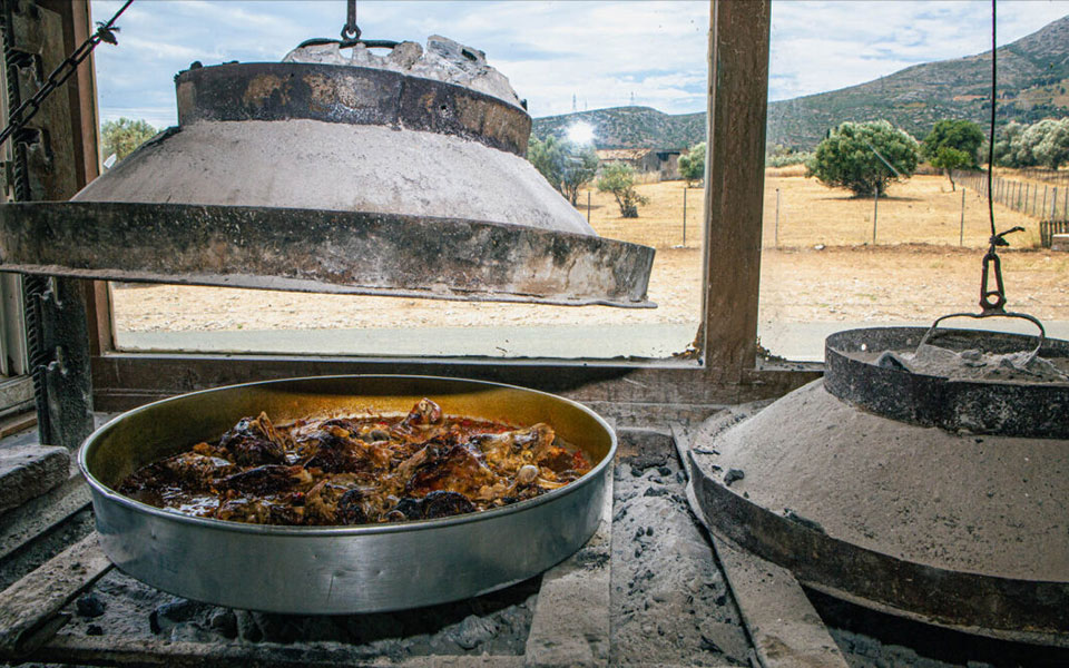 δυο-ταβέρνες-της-αττικής-με-σαρακατσά-562274875