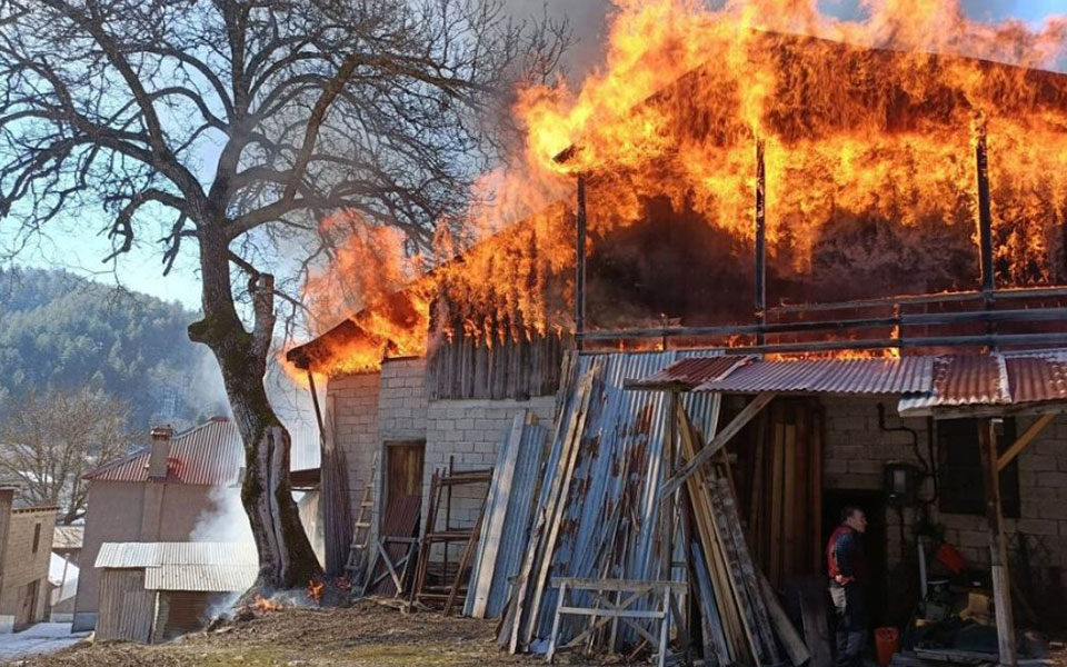 ιωάννινα-κάηκαν-εργαστήριο-ξυλείας-κ-562280212