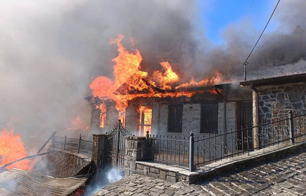 Ιωάννινα: Κάηκαν εργαστήριο ξυλείας και σπίτια στη Βωβούσα-1