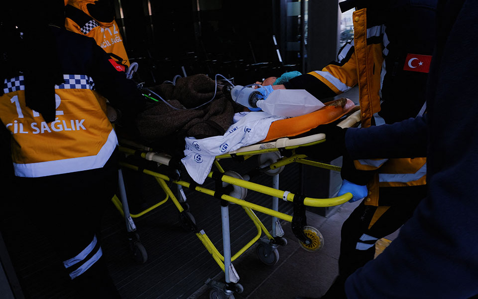 Σεισμός Τουρκία: Οι Έλληνες διασώστες δίνουν μάχη να απεγκλωβίσουν παιδί-1