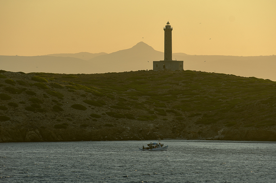 σιγοσβήνει-ο-φάρος-σύμβολο-του-αιγαίο-562297426