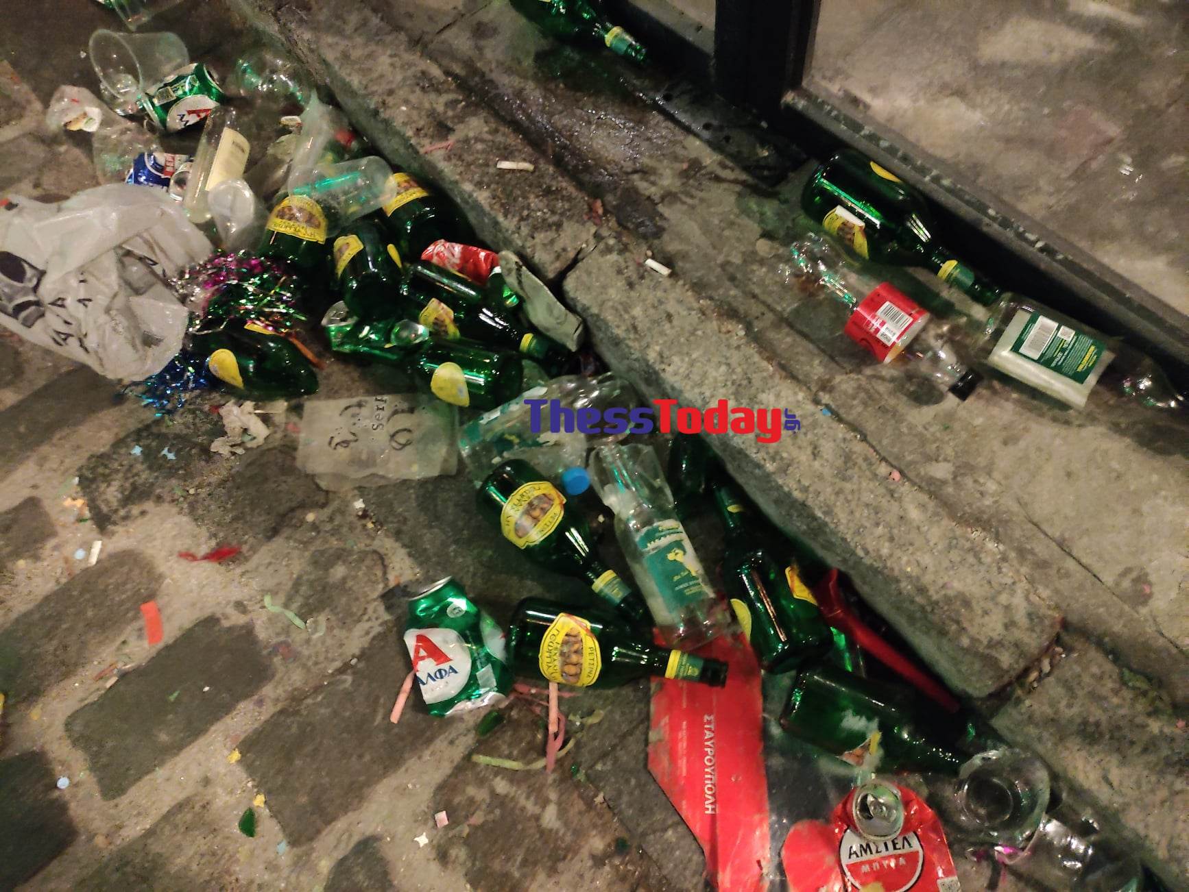 Θεσσαλονίκη: «Βομβαρδισμένο» τοπίο τα Λαδάδικα το βράδυ της Τσικνοπέμπτης-3