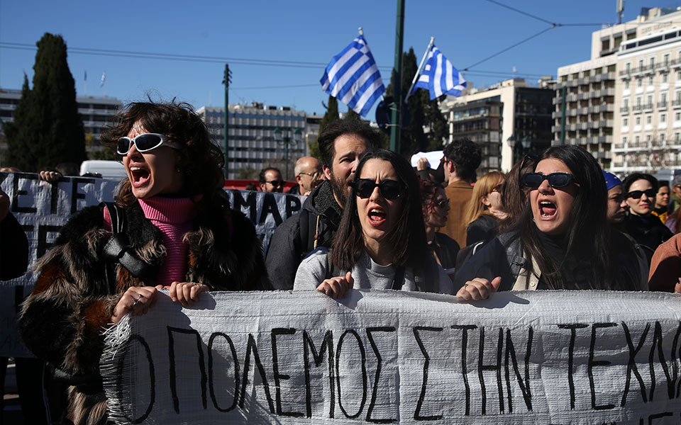 Συγκέντρωση διαμαρτυρίας καλλιτεχνών μπροστά στη Βουλή (εικόνες)-1