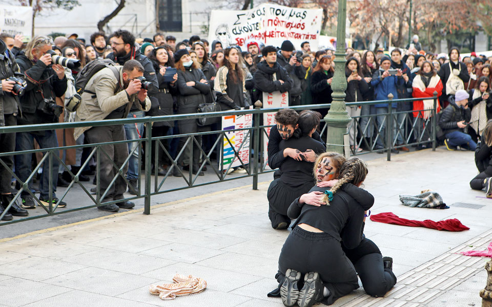 δράμα-χωρίς-αυλαία-για-ένα-διάταγμα-562274746