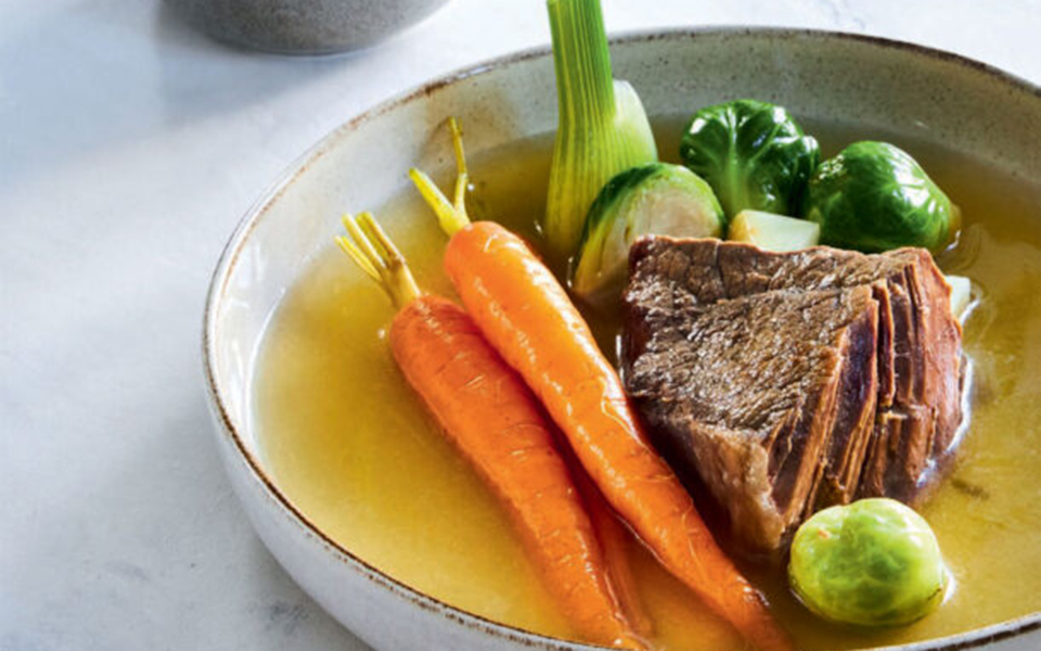 mοσχάρι-βραστό-με-λαχανικά-και-πικάντι-562287076