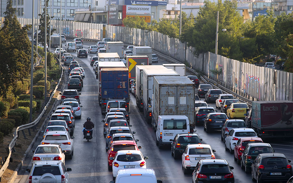 καραμπόλα-τριών-αυτοκινήτων-στον-κηφ-562281610