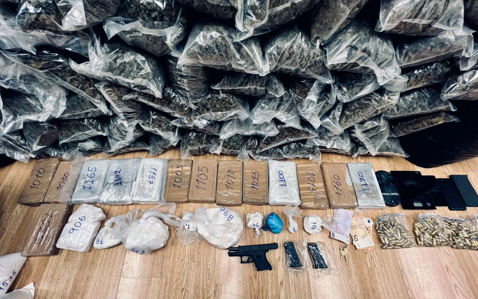 χειροπέδες-σε-δύο-άτομα-για-διακίνηση-562272295