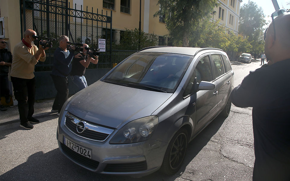 κολωνός-στον-ανακριτή-δύο-άτομα-που-εμ-562298407