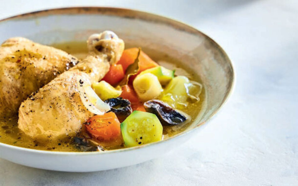 κότα-βραστή-με-λαχανικά-562263937