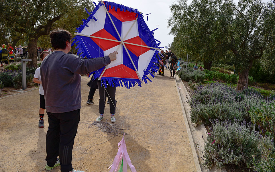 καθαρά-δευτέρα-πλήθος-κόσμου-στο-αντ-562298149