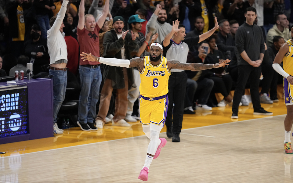 λεμπρόν-τζέιμς-ο-βασιλιάς-του-nba-στον-θρ-562268929