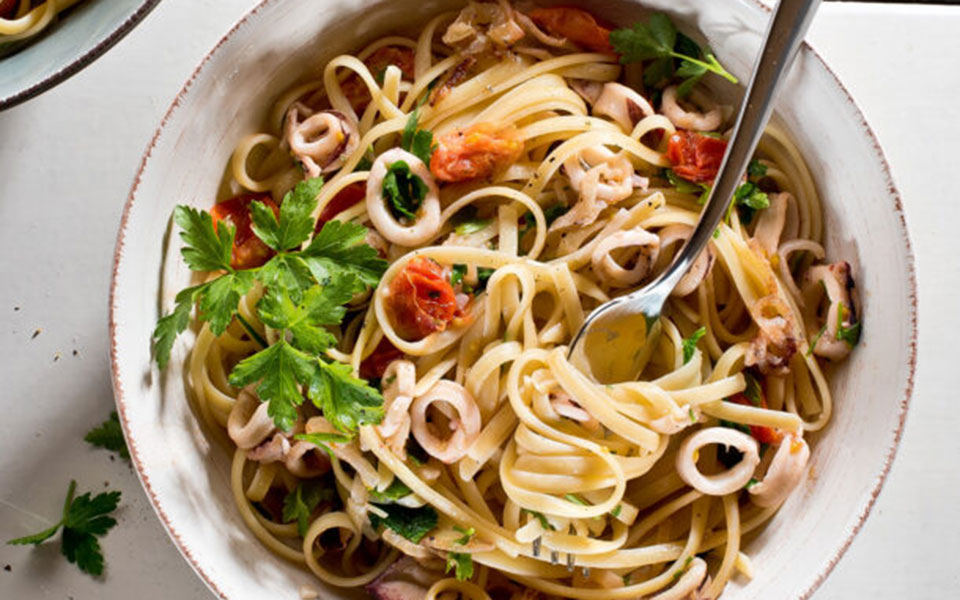 λιγκουίνι-με-καλαμαράκια-και-ντοματί-562297933