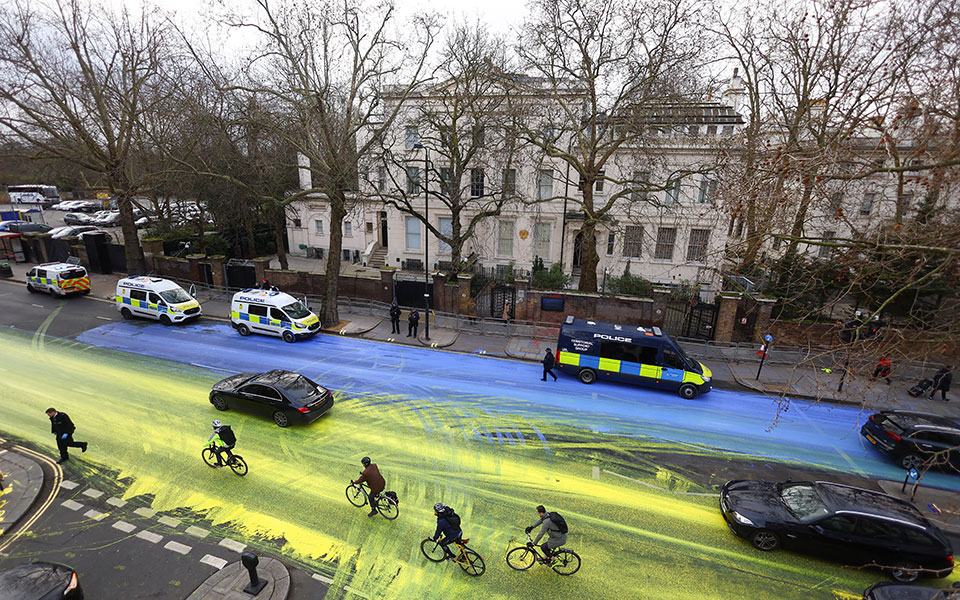 λονδίνο-μια-τεράστια-ουκρανική-σημαί-562293574