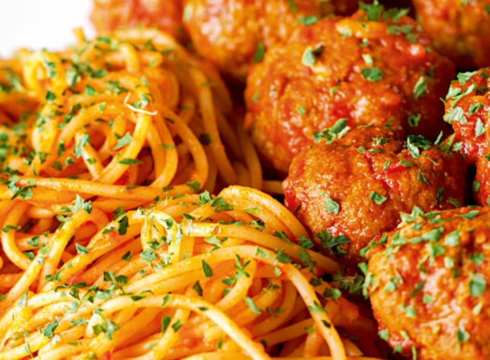 μακαρόνια-με-κεφτεδάκια-η-μακαρονάδα-562277623