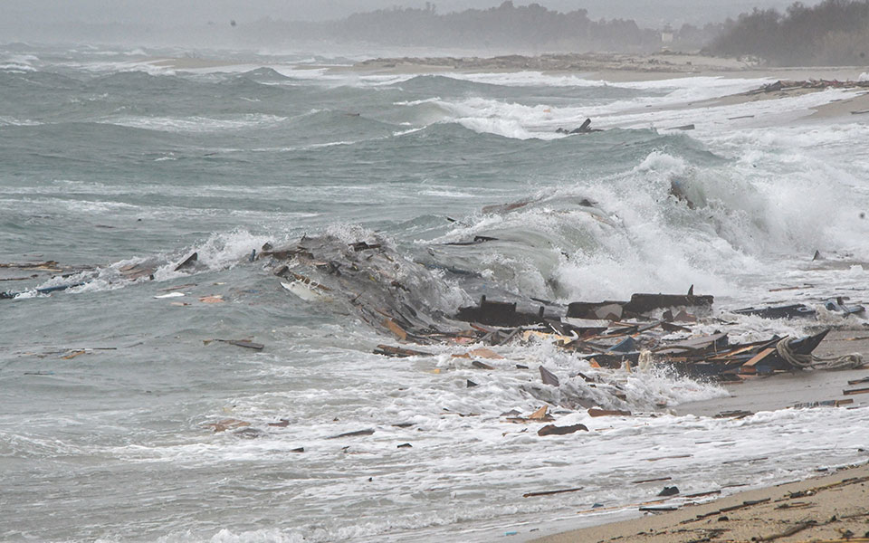 ναυάγιο-στην-καλαβρία-στους-61-οι-νεκρο-562297921