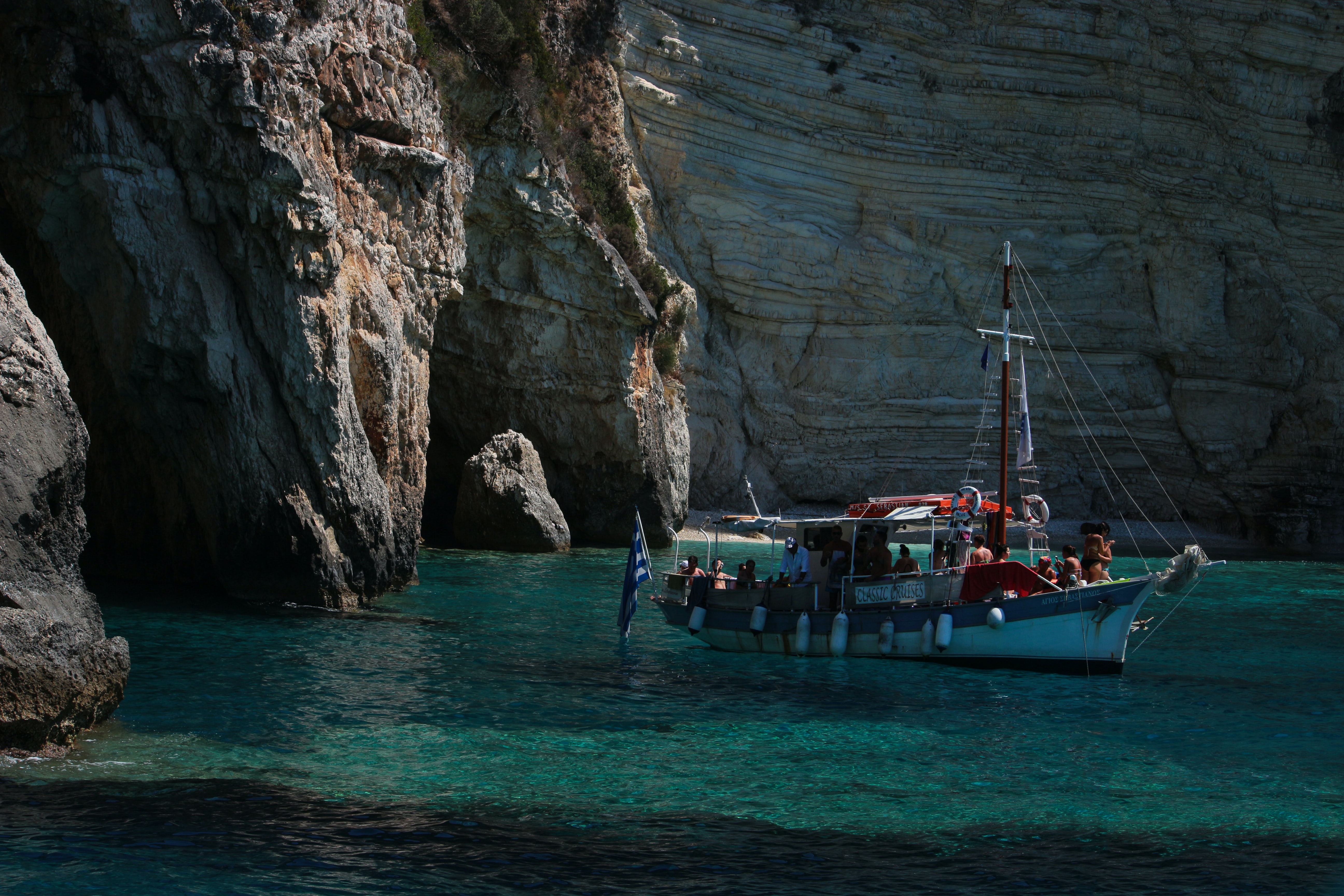 Xρυσά ηλιοβασιλέματα, πευκόφυτες πλαγιές – Η Βρετανίδα συγγραφέας Τζαστίν Πικάρντι υποκλίνεται στους Παξούς-1
