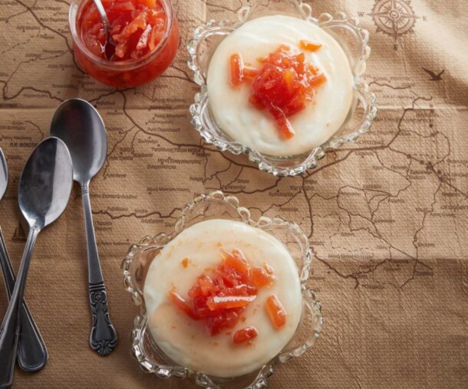 μους-γιαουρτιού-με-λεμόνι-και-γλυκό-το-562270585