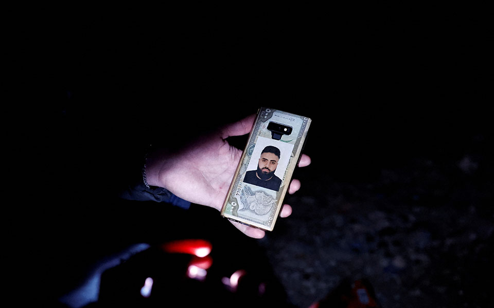 Τουρκία: «Θα περιμένω εδώ όλη μου τη ζωή» – Άνδρας κατασκήνωσε στα ερείπια του σπιτιού της οικογένειάς του-1