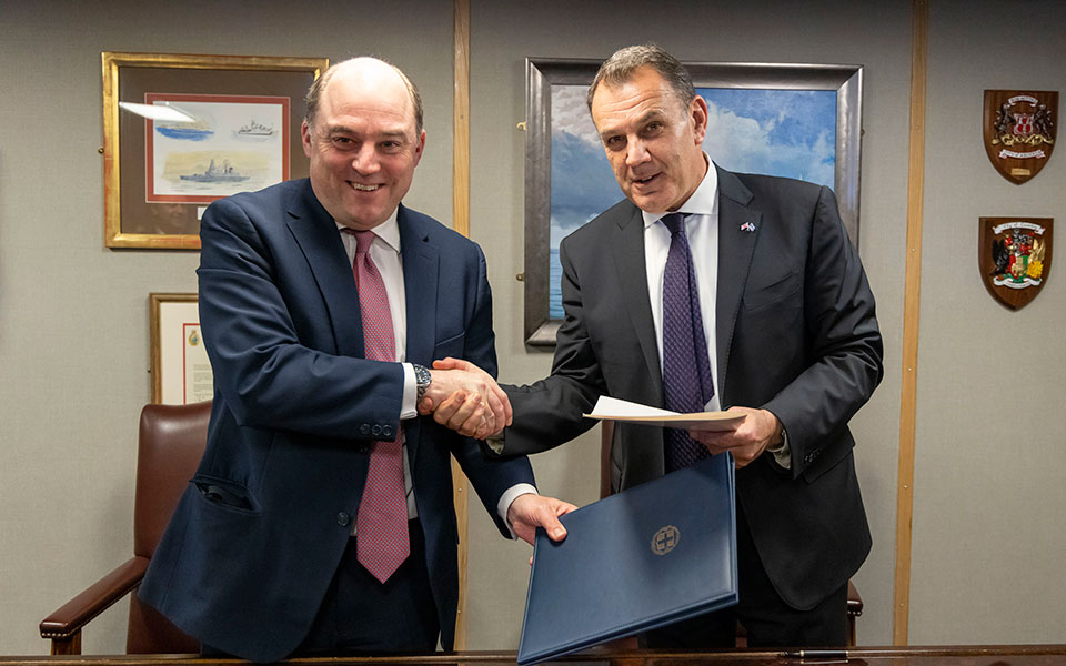 βρετανία-υπεγράφη-διακήρυξη-αμυντικ-562267102