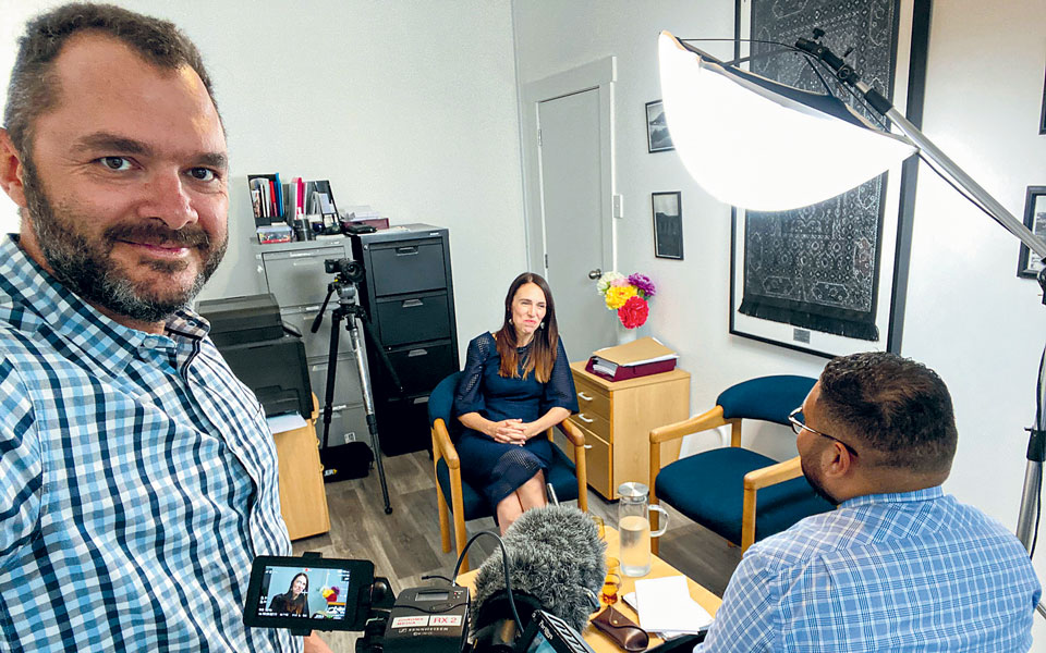 η-τζασίντα-aρντερν-πίσω-από-την-κάμερα-562263547