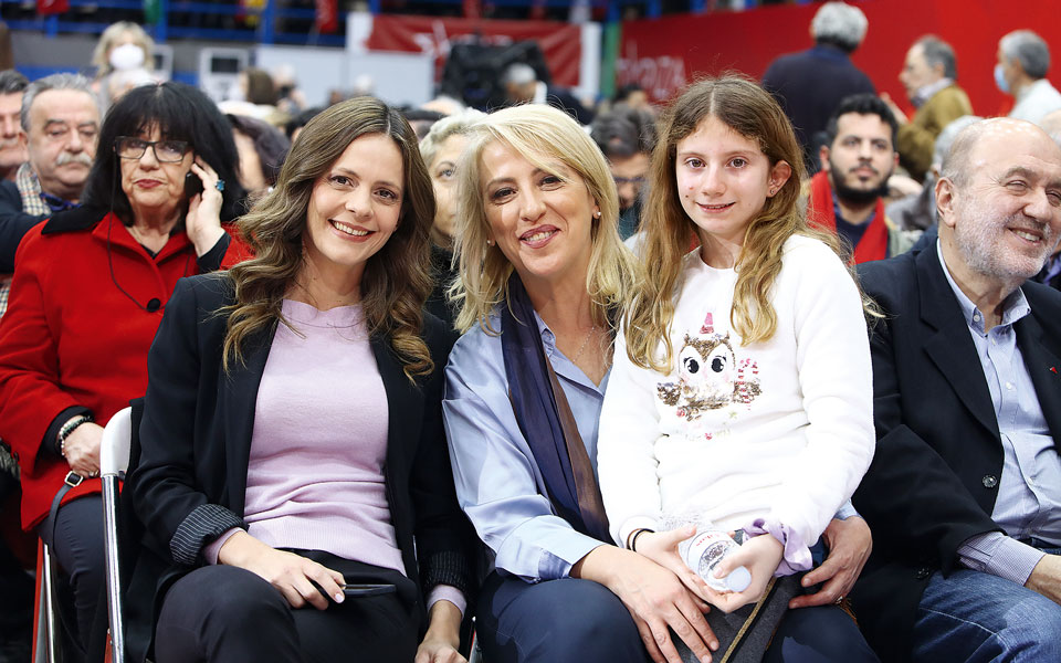 συντροφικές-μάχες-για-τον-σταυρό-562295923