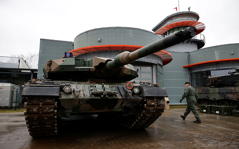 πολωνία-παραδόθηκαν-τα-πρώτα-leopard-στην-ου-562296277