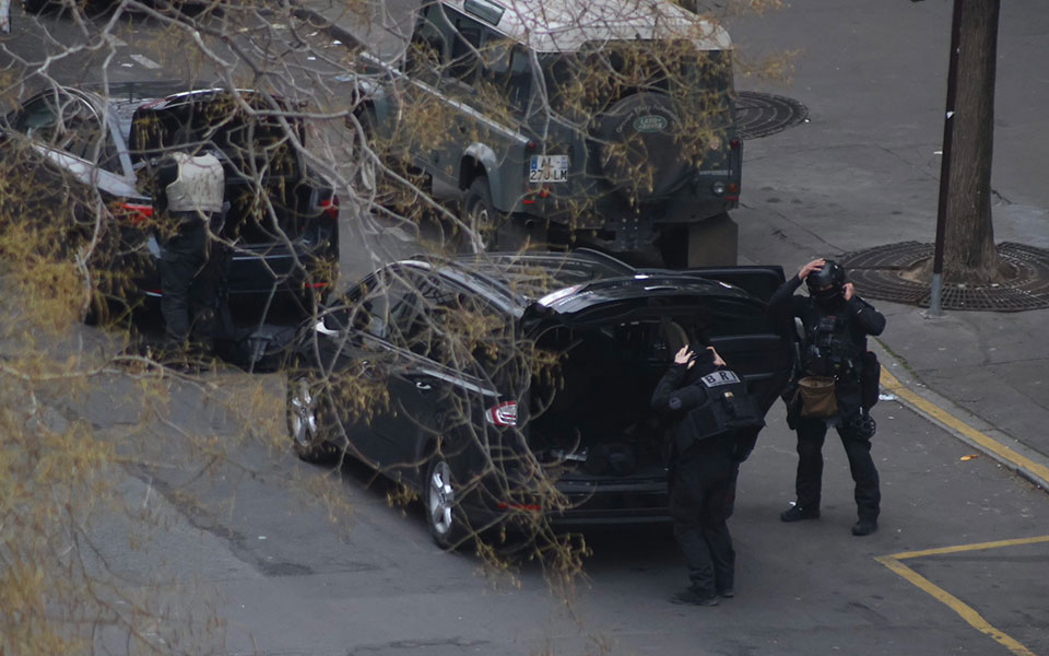 συναγερμός-στο-παρίσι-άνδρας-άνοιξε-562272613