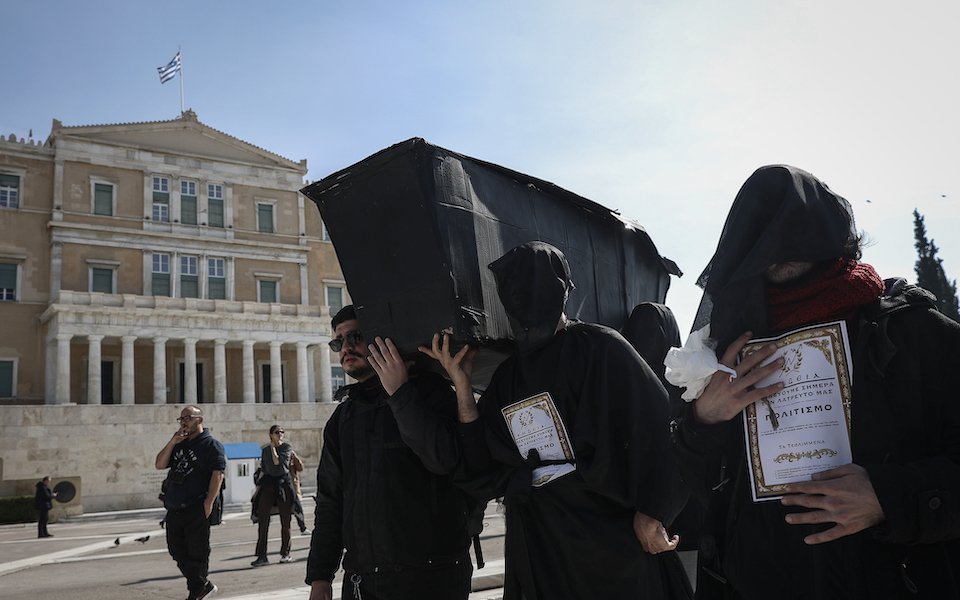 πορεία-διαμαρτυρίας-των-καλλιτεχνών-562284142