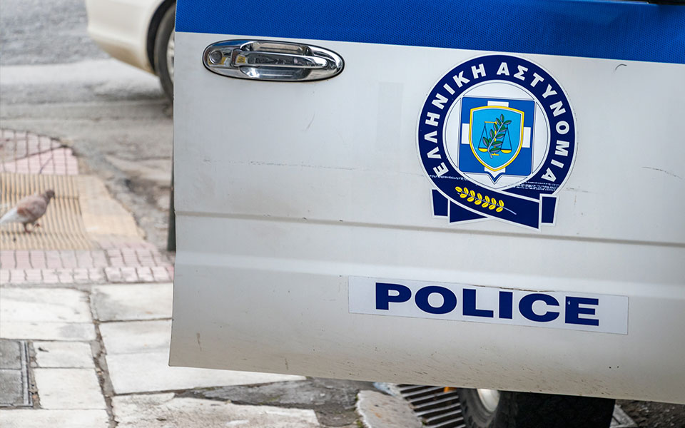 χειροπέδες-σε-επιχειρηματία-για-χρέη-562272244