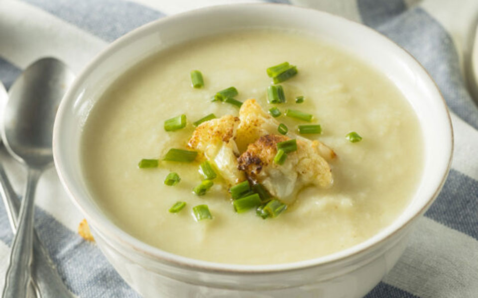 κουνουπιδόσουπα-με-πράσα-562264591