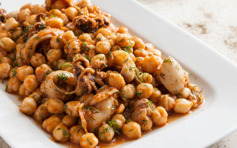 σουπιές-με-ρεβίθια-από-τη-σκύρο-562275778