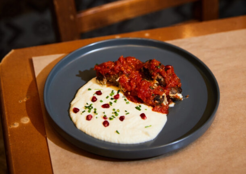 σουτζουκάκια-κρασάτα-με-αγριοκύμινο-562291420