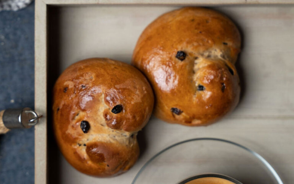 σταφιδόψωμα-με-γλυκά-μπαχαρικά-562286863