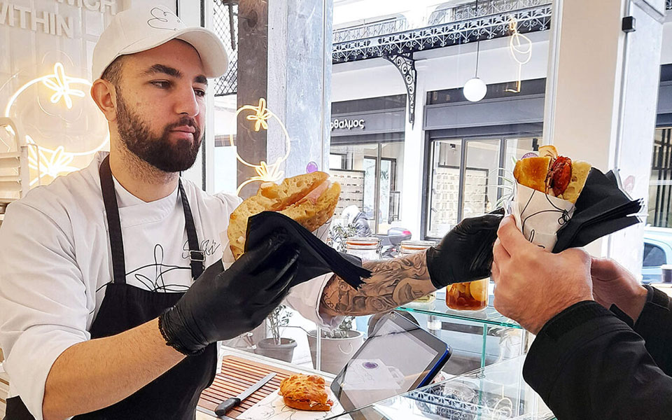 subbie-σάντουιτς-με-προσεγμένα-υλικά-και-κο-562259074