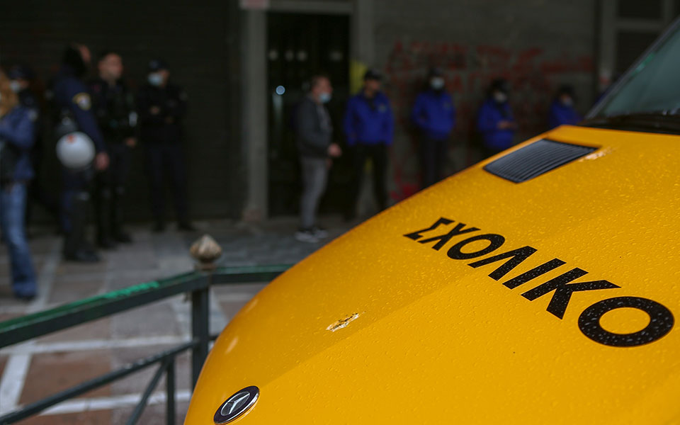 βούλα-τροχαίο-ατύχημα-με-σχολικό-λεωφ-562260298