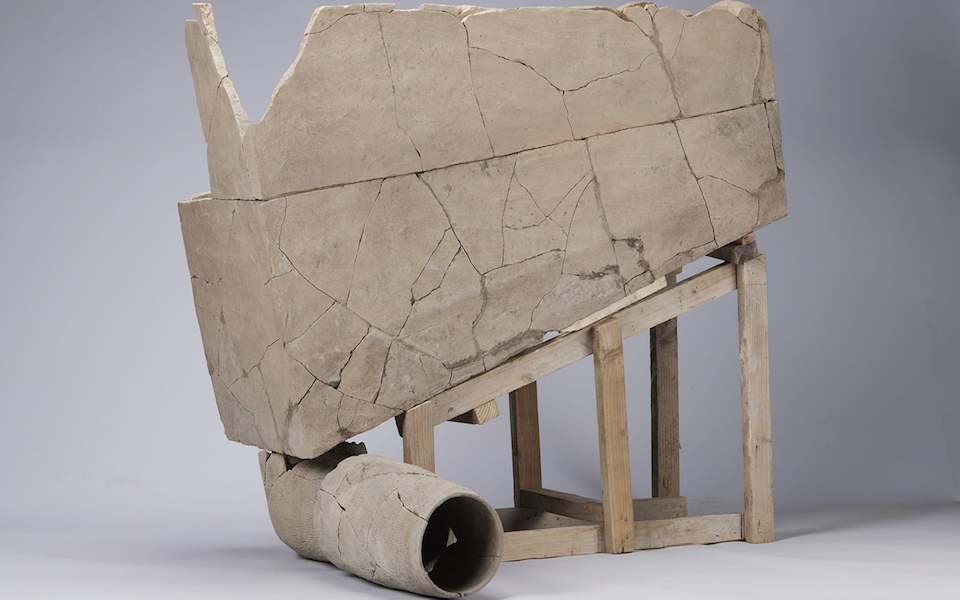 μια-λεκάνη-με-καζανάκι-ηλικίας-2-400-ετών-α-562290322